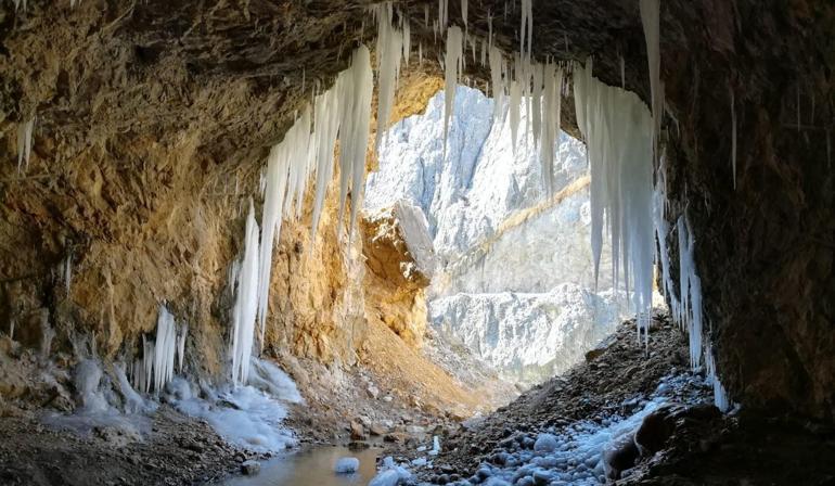 Erzincanda yapımı 132 yıl süren dünyanın en zor rotası Taş yol buz tuttu