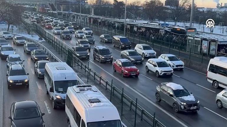 İstanbulda haftanın ilk iş gününde trafik kilit