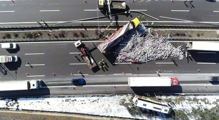 Kuzey Marmara Otoyolunda kaza TIR otobüse çarptı