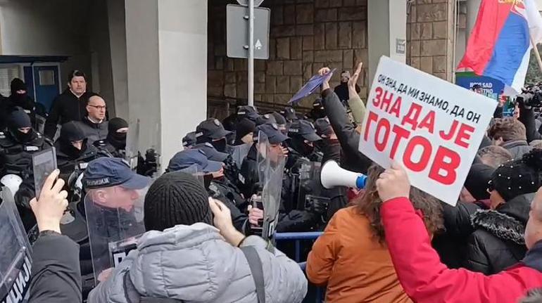 Sırbistanda kazayı protesto eden kalabalık polise yumurta fırlattı