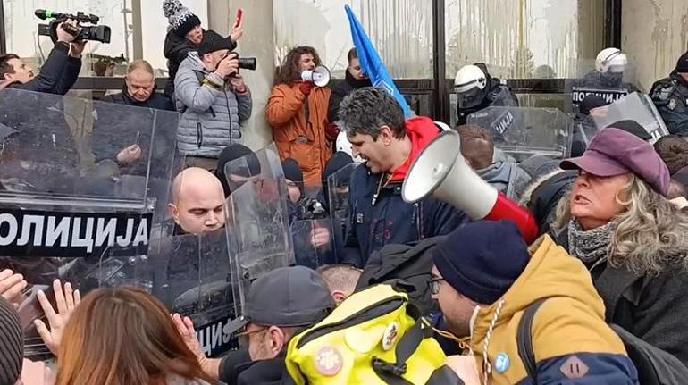 Sırbistanda kazayı protesto eden kalabalık polise yumurta fırlattı