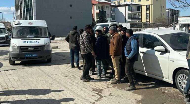 İnşaat işçilerinin horlama kavgası 60 işçi taş ve sopalarla birbirlerine girdi