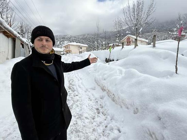 La nieve se traga un pueblo Imágenes increíbles: Encuentran su lugar atando telas a un palo