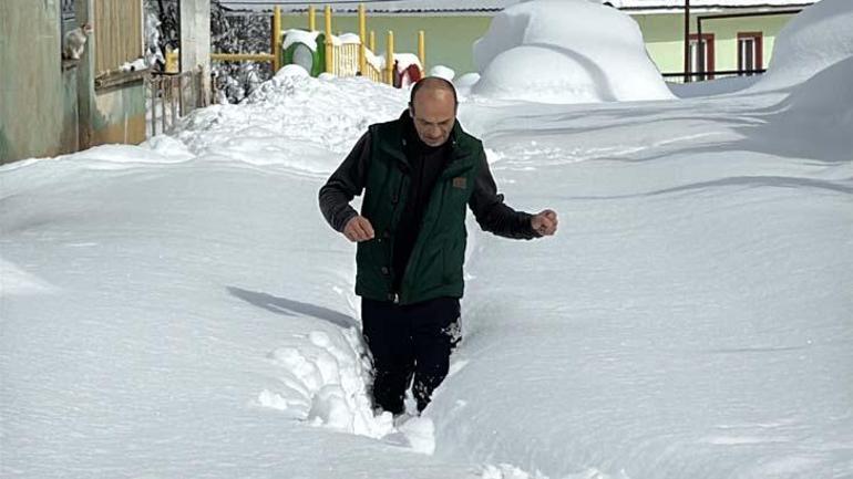 La nieve se traga un pueblo Imágenes increíbles: Encuentran su lugar atando telas a un palo