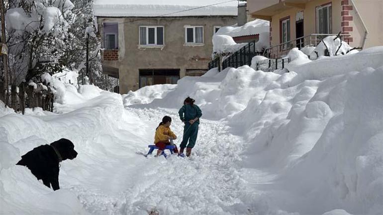 La nieve se traga un pueblo Imágenes increíbles: Encuentran su lugar atando telas a un palo