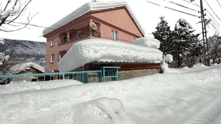 La nieve se traga un pueblo Imágenes increíbles: Encuentran su lugar atando telas a un palo