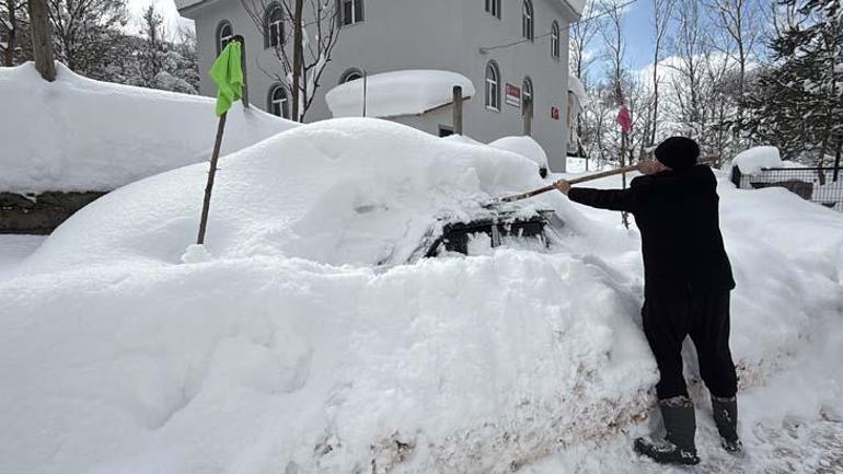 La nieve se traga un pueblo Imágenes increíbles: Encuentran su lugar atando telas a un palo