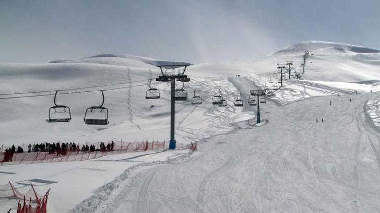 Accommodation and chairlift services were stopped at a ski resort after the Kartalkaya disaster