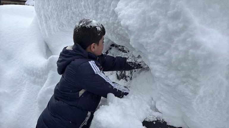 Karın yuttuğu ilçe Yağış durdu, vatandaş kar altında kaybolan arabalarını arıyor: Her sene bunu yaşıyoruz