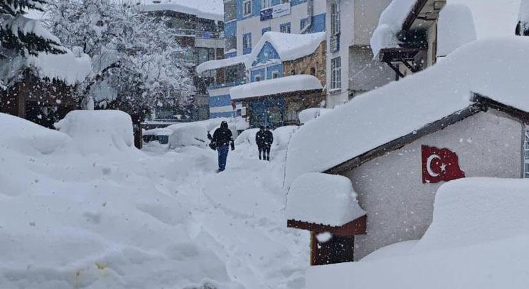 Kar kalınlığı 2 metreyi aştı 217 köy ile iletişim kesildi