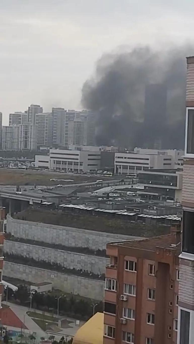 Çam ve Sakura Şehir Hastanesi girişinde İETT otobüsünde yangın çıktı