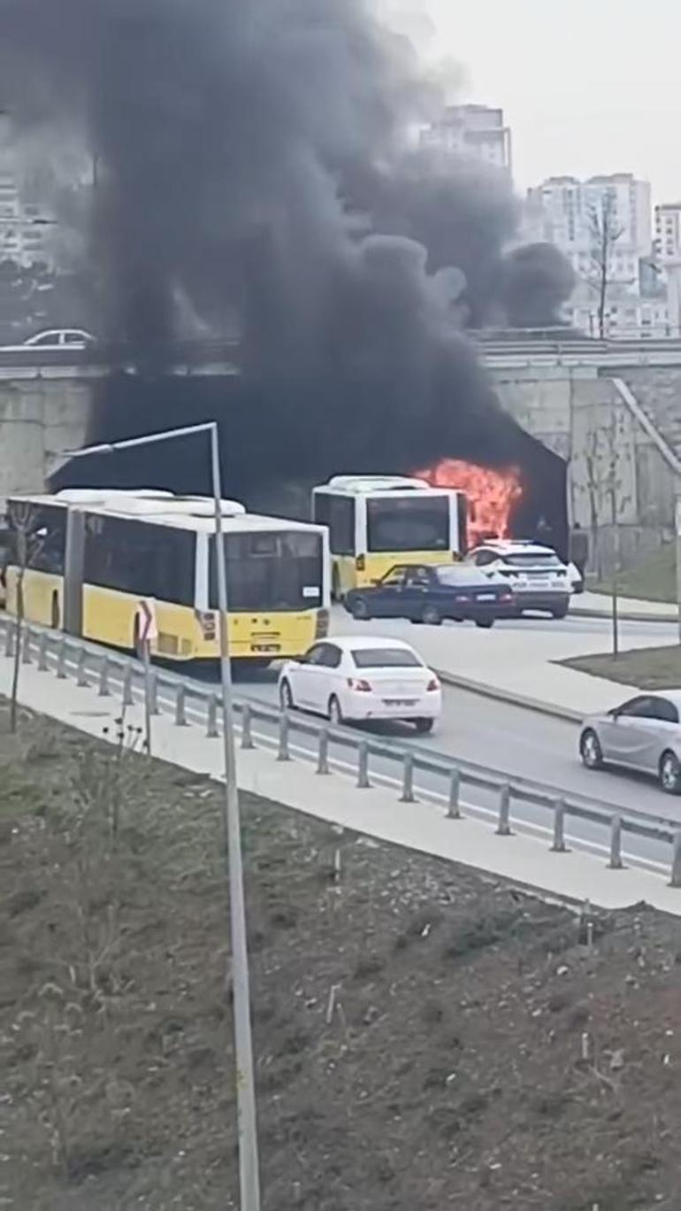 Çam ve Sakura Şehir Hastanesi girişinde İETT otobüsünde yangın çıktı