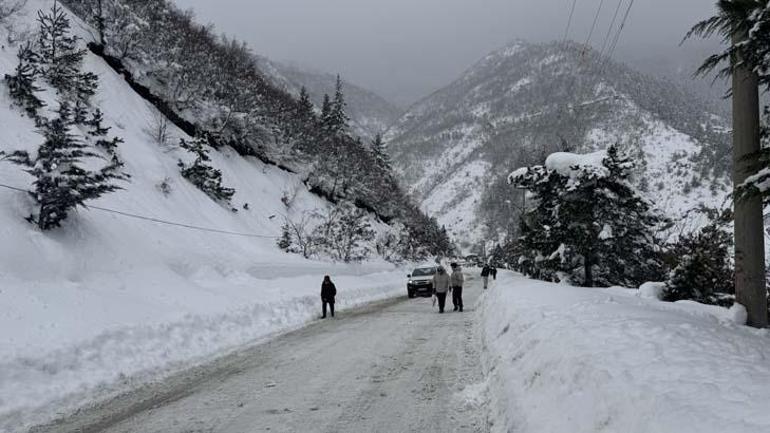 İl merkezinde 1, köylerde 3, yükseklerde 6 metreyi aştı Bir kent kara gümüldü