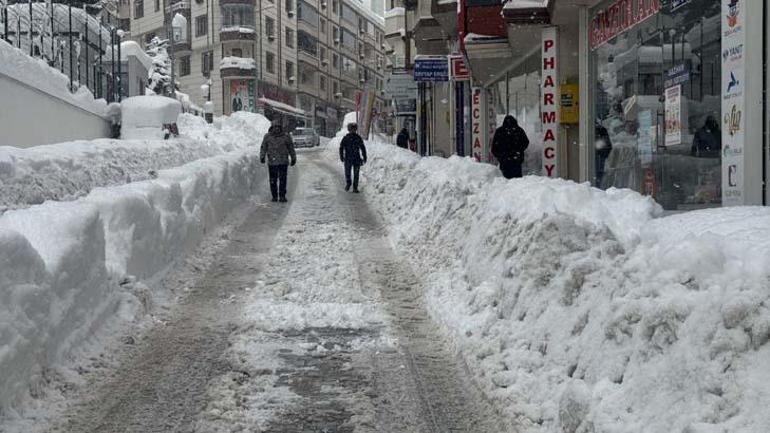 İl merkezinde 1, köylerde 3, yükseklerde 6 metreyi aştı Bir kent kara gümüldü