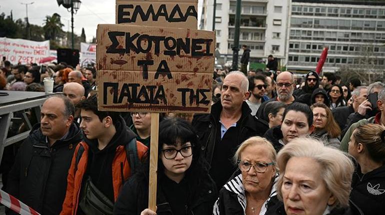 Yunanistan doldu taştı On binlerce kişi tren kazası faciasını anmak için sokağa döküldü