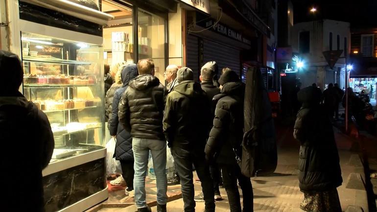 İstanbulda ilk sahur: Pide kuyruğu oluştu, davullar çalındı