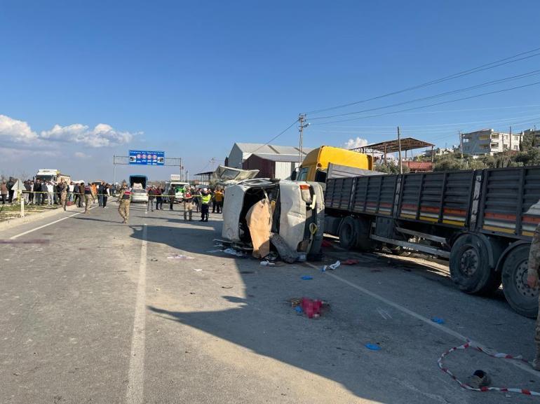 Son dakika... Hatayda katliam gibi kaza TIR ile minibüs çarpıştı: Ölü ve yaralılar var