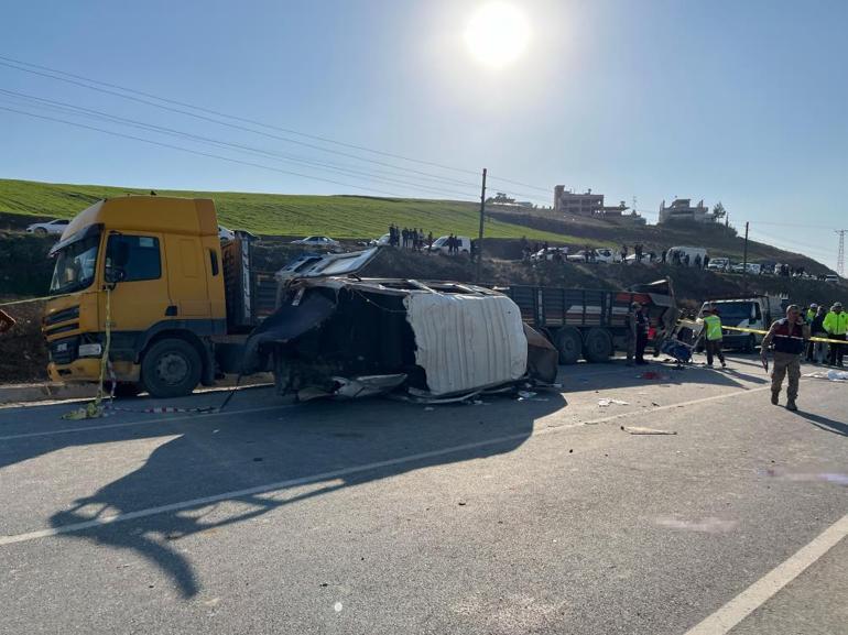 Son dakika... Hatayda katliam gibi kaza TIR ile minibüs çarpıştı: Ölü ve yaralılar var