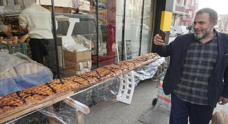 Yapımı 2 saat sürdü, 8 kişi kolları sıvadı Metrelerce uzunluktaki pide şoke etti