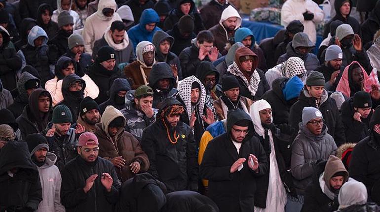 ABDdeki Times Meydanında bir araya gelen Müslümanlar teravih namazı kıldı