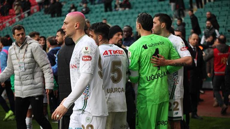 Konyaspor - Trabzonspor maçında kavga Son anlarda saha karıştı