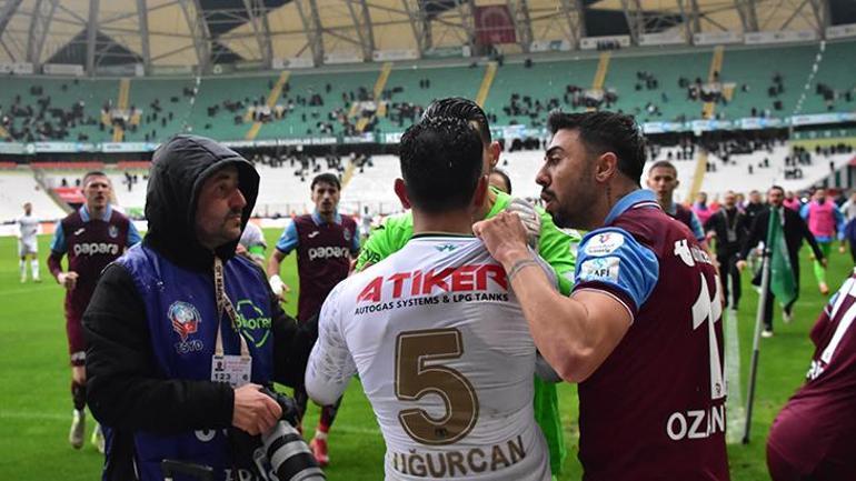 Konyaspor - Trabzonspor maçında kavga Son anlarda saha karıştı