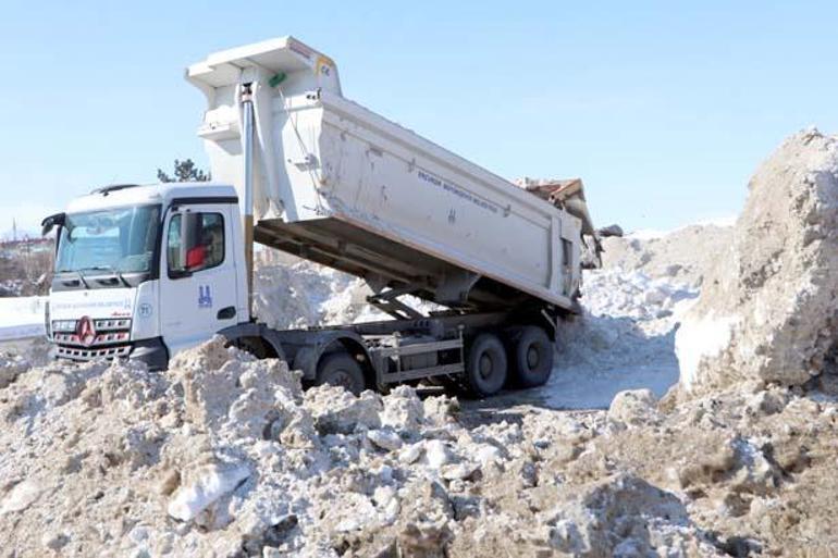 Günde 500 kamyon kar şehir dışına taşıyor Bütün il beyaz esareti yaşıyor