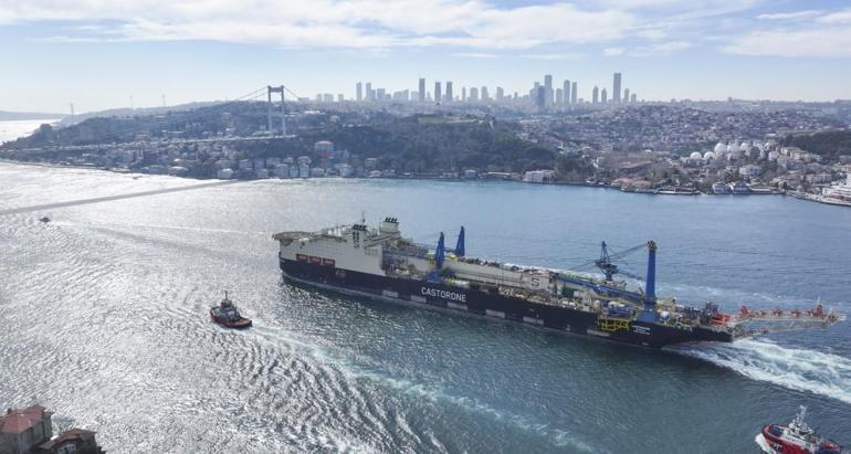 Derin denizde boru indirme gemisi Castorone İstanbul Boğazından geçti