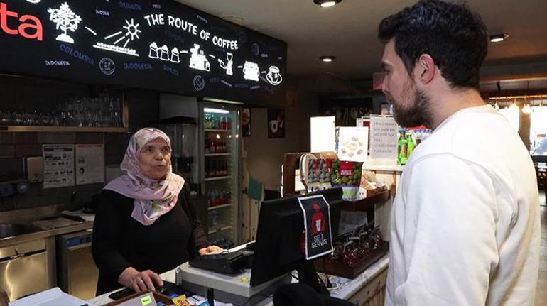 Fatihte görenler gözlerine inanamıyor 70 yaşındaki Barista teyze gençlerin ilgi odağı oldu