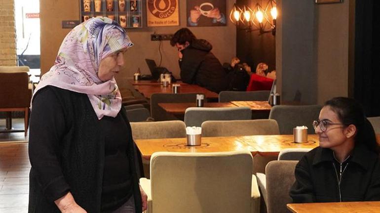 Fatihte görenler gözlerine inanamıyor 70 yaşındaki Barista teyze gençlerin ilgi odağı oldu