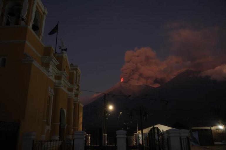 Fuego Yanardağı’nda patlama meydana geldi