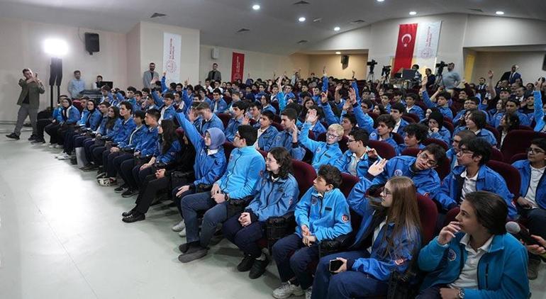 Bakan Tekin iftarda öğrencilerle buluştu