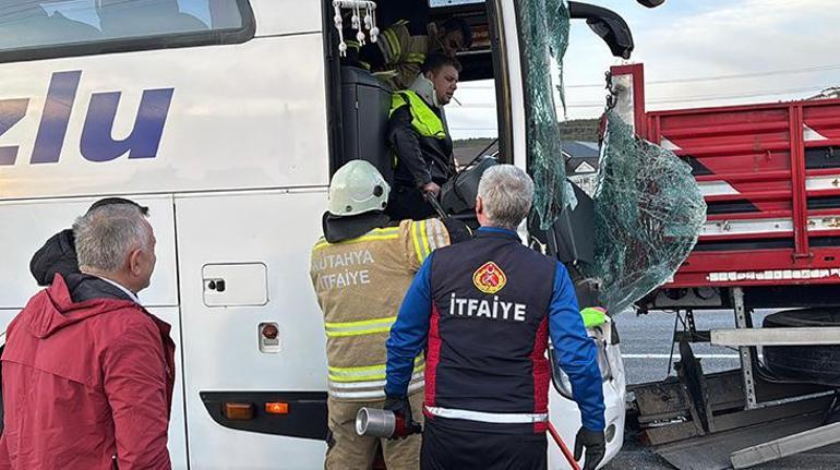 Kütahyada yolcu otobüsü TIRa çarptı Çok sayıda yaralı var