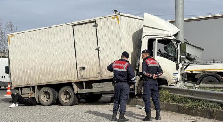 Korkunç kaza Kamyonet yön tabelasına ok gibi saplandı