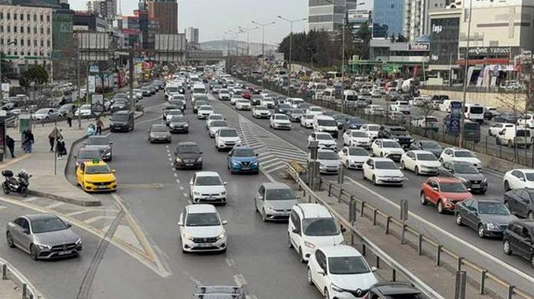 İstanbulda akşam saatlerinde iş çıkışıyla beraber trafik iyice arttı