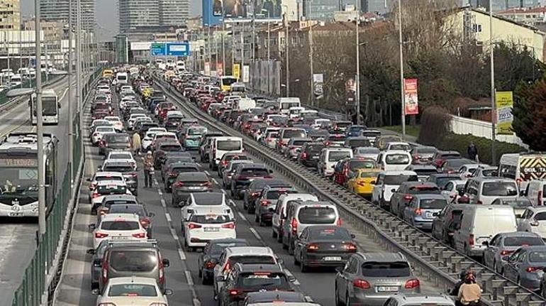 İstanbulda akşam saatlerinde iş çıkışıyla beraber trafik iyice arttı