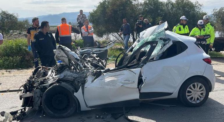 TIRın altına giren otomobil hurdaya döndü Sürücü feci şekilde can verdi