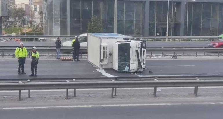 Bağcılar TEMde kamyonet devrildi Yol tamamen kapandı