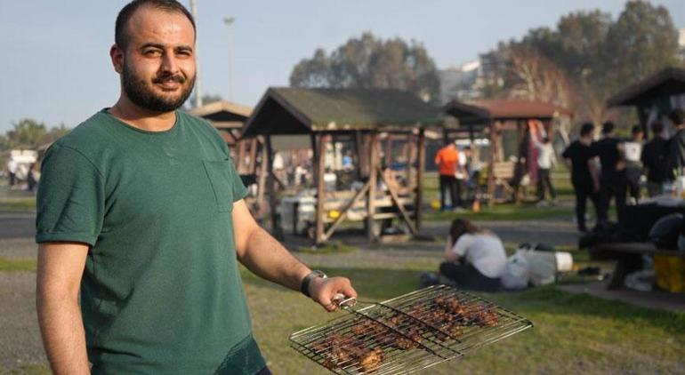 Bir şehrin ramazan geleneği Gökyüzünü dumanla kaplanıyor, 14.00’ten sonra masa bulunmuyor