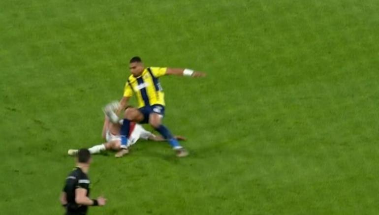 Fenerbahçe maçında tartışılan pozisyon Eski hakem yorumladı: Bunu yaparken vücudu genişletiyorsa penaltı