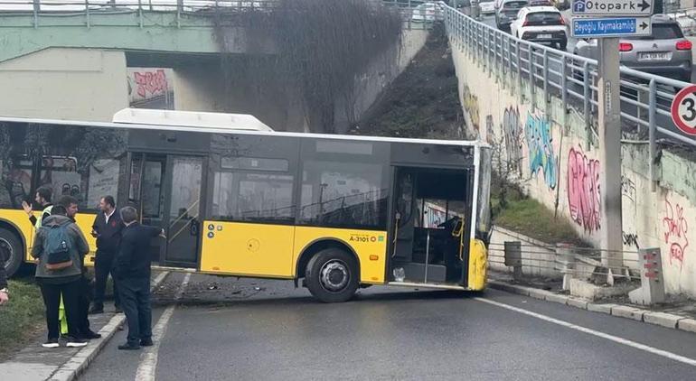 Son dakika... Beyoğlunda İETT otobüsü kaza yaptı Yol trafiğe kapandı