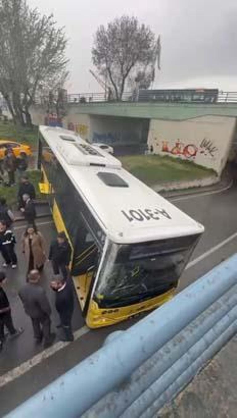 Son dakika... Beyoğlunda İETT otobüsü kaza yaptı Yol trafiğe kapandı