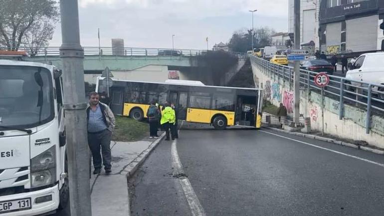 Son dakika... Beyoğlunda İETT otobüsü kaza yaptı Yol trafiğe kapandı