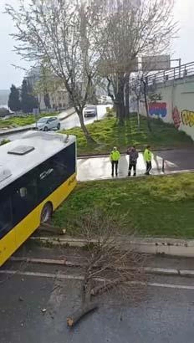 Son dakika... Beyoğlunda İETT otobüsü kaza yaptı Yol trafiğe kapandı