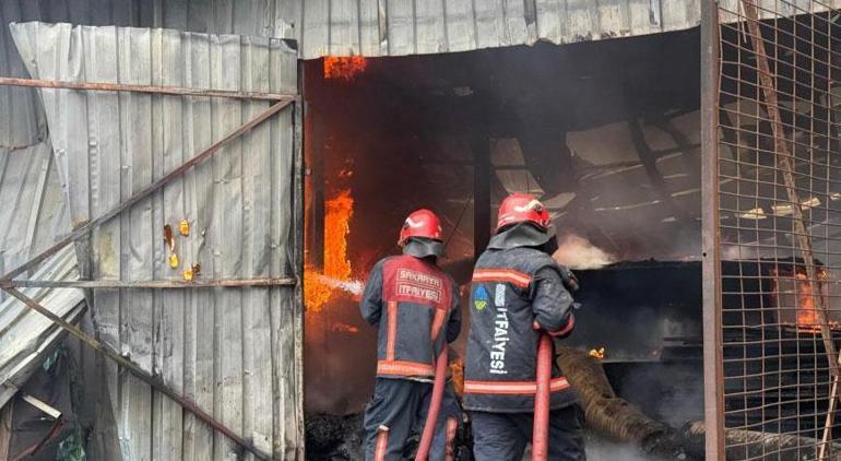 Sakaryada mobilyacılar çarşısında yangın paniği Ekipler olay yerinde