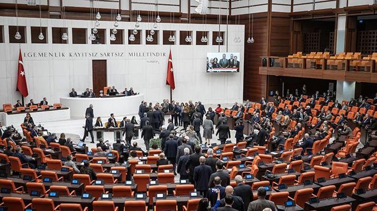 TBMM Genel Kurulu, CHP milletvekillerinin kürsü işgali nedeniyle kapandı