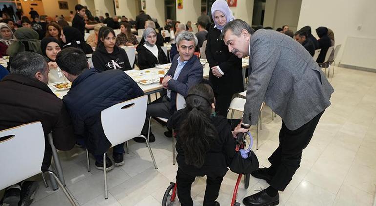 Milli Eğitim Bakanı Tekin öğrencilerle iftarda buluştu