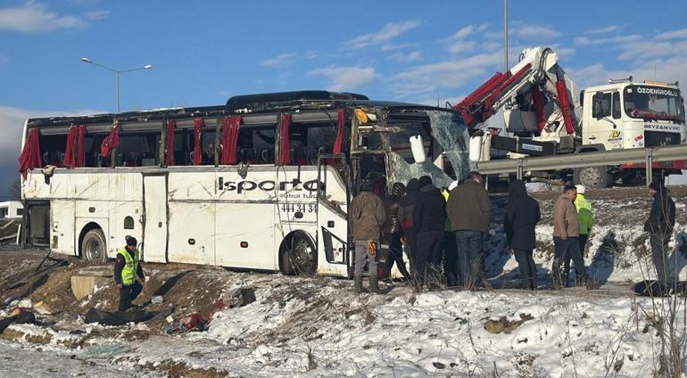 Afyonkarahisarda yolcu otobüsü devrildi: 1 ölü, 25 yaralı