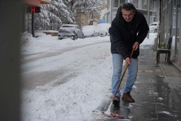 Şehir 15 santimetreyi bulan karla uyandı: Bu kadar tutacağını düşünmemiştik