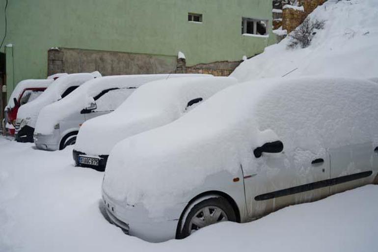 Şehir 15 santimetreyi bulan karla uyandı: Bu kadar tutacağını düşünmemiştik